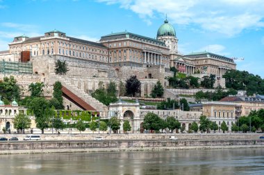 Budapeşte, HU 11 Haziran 2023 Buda Kalesi 'nin dörtte üçü. Castle Hill 'in tepesinde ve Tuna Nehri' ne bakan Buda Şatosu geniş bir kale ve saray kompleksi.