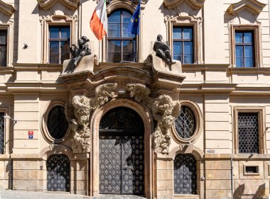 Prag, CZ - 3 Haziran 2023 Prag 'daki İtalya Büyükelçiliği' nin Mala Strana 'daki Nerudova caddesindeki yatay görüntüsü. Thun-Hohenstein Sarayı 'nı işgal ediyor..