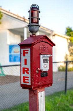 Ridgewood, NJ - ABD 2 Ağustos 2023 dikey kırmızı-beyaz telefon kulübesi görüntüsü, yangın alarmı veya yangın alarmı olarak da bilinir. Cihaz itfaiye teşkilatına haber vermek için kullanılıyor.