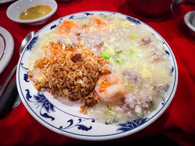 Wantagh, NY - ABD - 22 Temmuz 2023 'te ıstakoz soslu karides tabağı ve kızarmış domuz pirinci ile klasik bir Kanton restoranı.