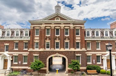 Troy, New York 13 Ağustos 2023 tarihli tarihi Pirinç Binası, Truva, New York 'ta Moorish mimari kemerleri olan tarihi yüksek Viktorya Gotik yapısı.