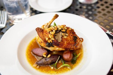 Piermont, New York - ABD - 20 Ağustos 2023 'te çam fıstığı ve kızarmış patatesle doldurulmuş tavuk dolu bir tabağın yatay görüntüsü. Görüntü sığ bir alan derinliğine sahip.