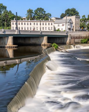 Paterson, NJ - ABD - 20 Ağustos 2023 Wayne Bulvarı köprüsünün Passaic Nehri 'nin tepesinden Paterson Büyük Şelaleleri Ulusal Parkı' na uzanan dikey görüntüsü.