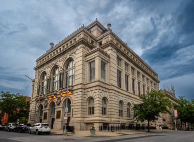 Troy, New York 2 Eylül 2023. Anıt Meydanı 'nın Mavi Saati. Anıt, restoranların, dükkanların ve barların popüler bölgesi olan 2. Broadway ve River Caddesi arasındaki üçgen arazi parçasında yer alıyor.