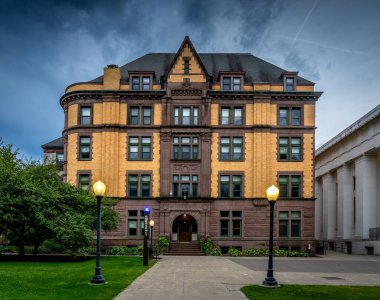 Troy, New York 2 Eylül 2023. Anıt Meydanı 'nın Mavi Saati. Anıt, restoranların, dükkanların ve barların popüler bölgesi olan 2. Broadway ve River Caddesi arasındaki üçgen arazi parçasında yer alıyor.