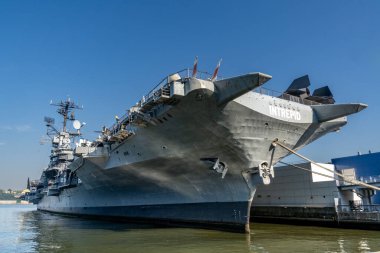 New York, New York - ABD - 7 Eylül 2023 The Intrepid Sea, Air and Space Museum, New York 'ta bulunan bir Amerikan askeri ve deniz tarihi müzesidir. Hudson Nehri kıyısındaki 86. İskelede yer almaktadır..