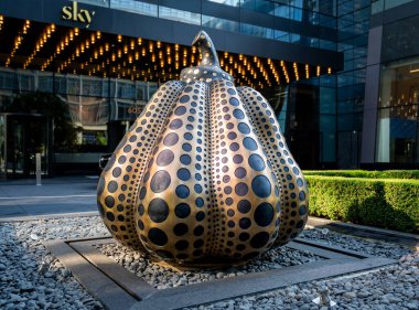 Ridgewood, NJ - ABD 2 Ağustos 2023 Horitzontal görüntü kırmızı ve beyaz çağrı kutusu, ayrıca yangın alarmı veya yangın alarmı olarak da bilinir. Cihaz itfaiye teşkilatına haber vermek için kullanılıyor.