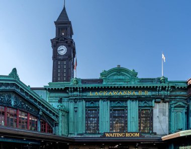 Hoboken, NJ - ABD - 7 Eylül 2023 Beaux-Arts stili Hoboken Terminalinin dış görünüşü, 1907 'de mimar Kenneth M. Murchison tarafından Delaware, Lackawanna ve Batı Demiryolu için inşa edildi.