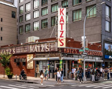 New York, New York - ABD - 16 Eylül 2023 Turist Katz 's Delicatessen adlı ikonik New York' a girmek için bekliyor..