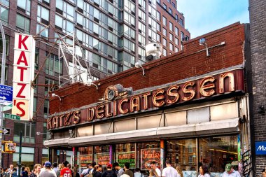 New York, New York - ABD - 16 Eylül 2023 Turist Katz 's Delicatessen adlı ikonik New York' a girmek için bekliyor..
