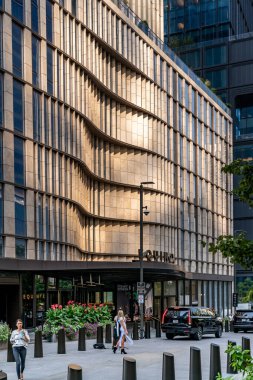 New York, New York - ABD - 16 Eylül 2023 Turist Katz 's Delicatessen adlı ikonik New York' a girmek için bekliyor..