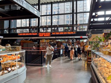New York, New York - ABD - 17 Eylül 2023 Essex Pazarı (eski adıyla Essex Street Market), New York 'un en tarihi kamu pazarı. Yeniden tasarlandı ve Essex Geçidi 'ndeki yeni mekana taşındı..