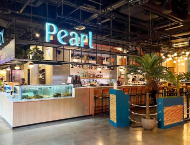 New York, New York - ABD - 17 Eylül 2023 Essex Pearl 'ün iç mekanı, Doğu Yakası Essex Pazarı' nda Güneydoğu Asya yemekleri servis eden bir restoran..
