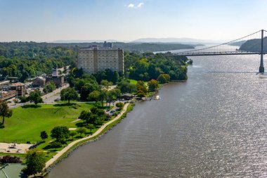 Poughkeepsie, New York - ABD - 1 Ekim 2023 Poughkeepsie, New York 'taki Victor C. Waryas Park' ın Hudson Nehri boyunca inşa edilmiş peyzaj manzarası.