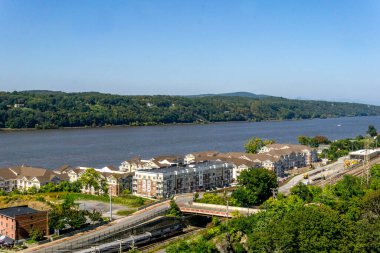 Poughkeepsie, New York - ABD - 1 Ekim 2023 Poughkeepsie 'nin göbeğinde Hudson Nehri kıyısı boyunca inşa edilmiş güzel lüks bir apartman dairesi olan One Dutchess' in 1 Ekim 2023.