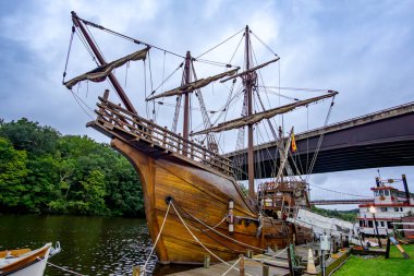 Kingston, New York - ABD - 24 Eylül 2023 The Nao Trinidad, Ferdinand Magellan adlı 16. yüzyıl gemisinin bir kopyası. Hudson Nehri Denizcilik Müzesi 'ne kenetlendi..