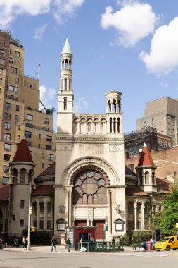 New York, New York - ABD - 9 Ekim 2023 New York şehrindeki ilk Baptist Kilisesi New York 'un yukarı batı yakasında asimetrik kuleleri olan 45 derecelik bir açıyla inşa edildi..