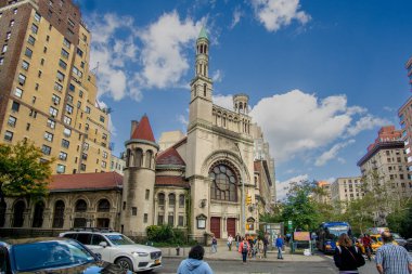 New York, New York - ABD - 9 Ekim 2023 New York şehrindeki ilk Baptist Kilisesi New York 'un yukarı batı yakasında asimetrik kuleleri olan 45 derecelik bir açıyla inşa edildi..