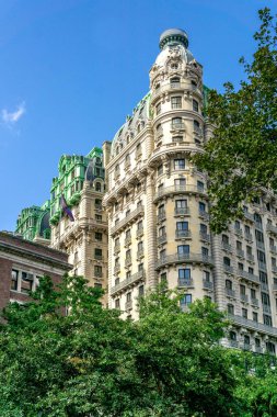 New York, New York - ABD - 9 Ekim 2023 The Ansonia, 1902 'de Fransız mimar Paul Emile Duboy tarafından inşa edilen 17 katlı Beaux-Arts tarzı bir apartman dairesi. Manhattan 'ın yukarı batı yakasında, New York' ta..