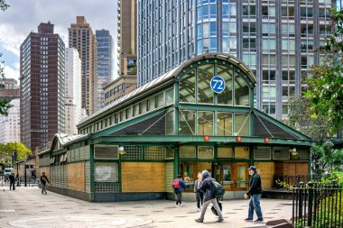 New York, New York - ABD - 9 Ekim 2023 Broadway, 72. Cadde ve Manhattan 'ın Yukarı Batı yakasındaki Amsterdam Bulvarı kavşağındaki 72. cadde manzarası.