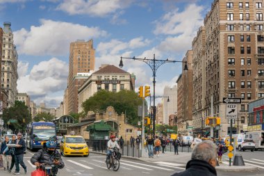 New York, New York - ABD - 9 Ekim 2023 Broadway ve Batı 72. Cadde 'nin kalabalık kavşağı. Verdi Meydanı, küçük, halka açık bir meydan ve 72. Cadde Metro İstasyonu..