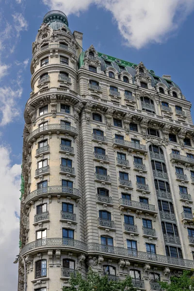 New York, New York - ABD - 9 Ekim 2023 The Ansonia, 1902 'de Fransız mimar Paul Emile Duboy tarafından inşa edilen 17 katlı Beaux-Arts tarzı bir apartman dairesi. Manhattan 'ın yukarı batı yakasında, New York' ta..