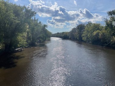 New Paltz, New York - ABD - 10 Ekim 2023 Wallkill Nehri manzaralı Wallkill Vadisi Demiryolu, eski Wallkill Vadisi demiryolu koridoru boyunca uzanan bir demiryolu..