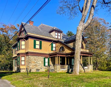 New Paltz, New York - ABD - 10 Ekim 2023 Tarihi Kraliçe Anne Koloni tarzı Deyo Evi Tarihi Huguenot Caddesi 'nde yer almaktadır..