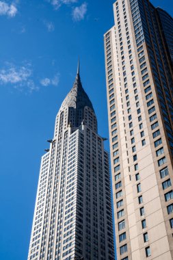New York, New York - ABD - 11 Ekim 2023, New York 'ta Manhattan' ın doğu yakasında bir Art Deco gökdeleni olan ikonik Chrysler binasının dikey görüntüsü