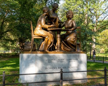 New York, New York - ABD - 11 Ekim 2023 Kadın Hakları Öncüleri Anıtı, Sojourner Truth 'un bronz figürleri, Susan B. Anthony ve Elizabeth Lady Stanton, Central Park' taki AVM 'de yer alıyorlar.