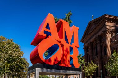 Philadelphia, PA - ABD - 13 Ekim 2023 Robert Indiana 'nın pop-art Love tasarımının İspanyolca versiyonu. Aziz Peter ve Paul Katedrali 'nin Rahibe Şehirler Parkı' na yerleştirilen AMOR heykeli