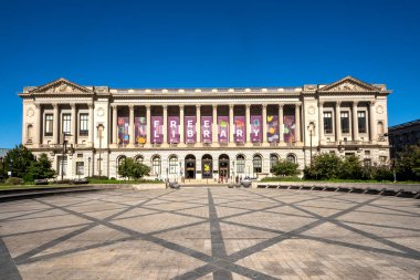 Philadelphia, PA - ABD - 13 Ekim 2023 Büyük Beaux-Arts Parkway Merkez Kütüphanesinin panoramik manzarası, Julian Abele tarafından 1927 'de inşa edildi..