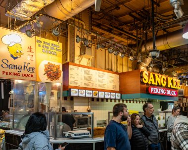Philadelphia, PA ABD 14 Ekim 2023 Sang Kee Pekin Ördeği tarihi Reading Terminal Market 'te görülüyor. Philadelphia' nın merkez bölgesinde kapalı bir kamu pazarı.