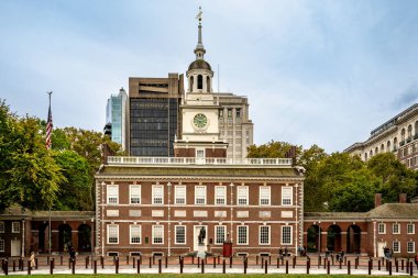 Philadelphia, PA 14 Ekim 2023 Kırmızı tuğla cephe, Gürcü tarzı Independence Hall Philadelphia 'da çan kulesi ve çan kulesi olan tarihi bir şehir binası..