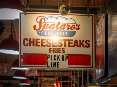 Philadelphia, PA ABD 14 Ekim 2023 tarihi Reading Terminal Pazarı 'ndaki Spataro' s Cheese Steaks 'in asılma işareti. Philadelphia' nın merkez bölgesinde kapalı bir kamu pazarı..