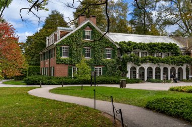 Kennett Meydanı, PA ABD 14 Ekim 2023. Longwood Gardens 'taki Peirce du Pont House manzaralı Brandywine Creek Vadisi' ndeki botanik bahçesi.