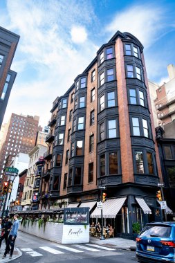 Philadelphia, A.B.D. 14 Ekim 2023 Michael Schulsos 'un dikey görüntüsü 13. Cadde ve Sansom' un köşesindeki Prunella Restoranı Philadelphia 'nın Midtown Village bölümünde..