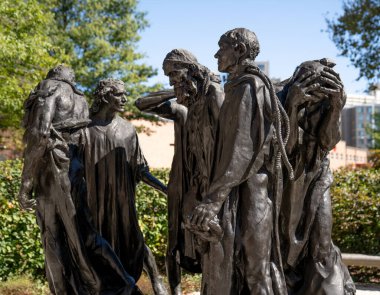 Philadelphia, PA ABD 13 Ekim 2023 Bronz heykelin dış görünüşü, The Burghers of Calais, Philadelphia 'da bir heykel müzesi olan Rodin Müzesi' nin avlusunda yer almaktadır.