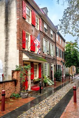 Philadelphia, PA ABD 14 Ekim 2023 tarihli tarihi Elfreth 's Alley dikey görüntüsü, Philadelphia, Pennsylvania' nın Eski Şehir Mahallesi 'nde 1703 yılından kalma pitoresk bir sokak.