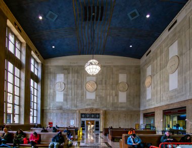 Newark, NJ US 12 Kasım 2023 Art Deco ve Newark Penn İstasyonları ana bekleme salonunda bekleyen yolcuların görüntüsü