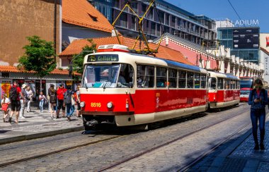 Prag, Bohemya CZ 3 Haziran 2023 Çek Tatra T3 tramvayına binen gezginler New Town 'daki Palladium Praha alışveriş merkezi yakınlarındaki Nmst