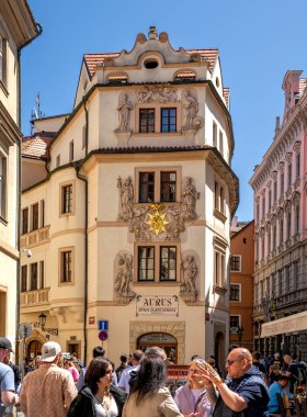 Prag, Bohemya CZ 3 Haziran 2023 Barok Burgher Konağı, Karlova Caddesi 'ndeki Dum U Zlate Evi, Prag Kraliyet Yolu, Çek Cumhuriyeti