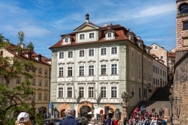 Prag, Bohemya CZ 3 Haziran 2023. Küçük Şehir olarak da bilinen Mal Strana 'daki zarif Barok Otel Altın Yıldızı' nı keşfeden turistler görülüyor.