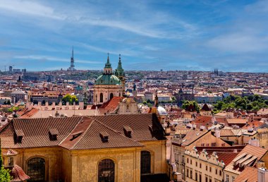 Prag, Bohemya CZ 3 Haziran 2023 Prag Çatı Üstleri, Küçük Şehir olarak bilinen, Vltava nehri boyunca manzaralı bir tepe bölgesi eski kasabaya. Uzakta ikov TV Kulesi görülüyor