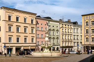 Passau, Aşağı Bavyera - DE 6 Haziran 2023 Jakob Brandls 'a bakın. Bir Neo-barok çeşmesi. St. Mary figürüne sahip ve Passaus' u sembolize eden üç melek.