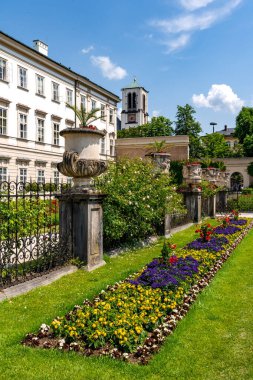 Salzburg, AT 7 Haziran 2023 Mirabell Sarayı ve Bahçeleri manzarası, 1606 'da prens-başpiskopos Wolf Dietrich tarafından sevgili Salome Alt için inşa edildi.