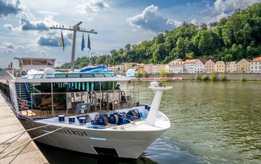 Passau, Aşağı Bavyera - DE 6 Haziran 2023 AmaWaterways AmaVerde, 2011 yılında İsviçre 'de inşa edilmiş lüks bir nehir kruvazörü, Tuna Nehri üzerindeki Passau' ya demirlemiş.