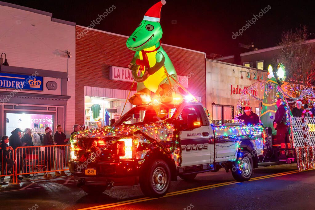 Suffern, NY US Dec 2, 2023 Camión de la policía de Ramapo decorado
