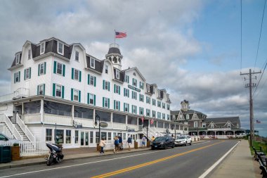 Block Adası, RI - ABD - 16 Eylül 2020 Tarihi Ulusal Otel manzarası, feribot inişine bakan İkinci İmparatorluk tarzı bir otel.