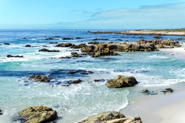 Pebble Beach, CA - ABD - 19 Ağustos 2019 17-Mile Drive plajlarından birinin manzara görüntüsü. Kaliforniya 'daki Monterey Yarımadası' ndaki Pebble Beach ve Pacific Grove 'dan manzaralı bir yol..